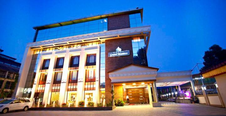 Radisson Srinagar Hotel Buitenkant foto