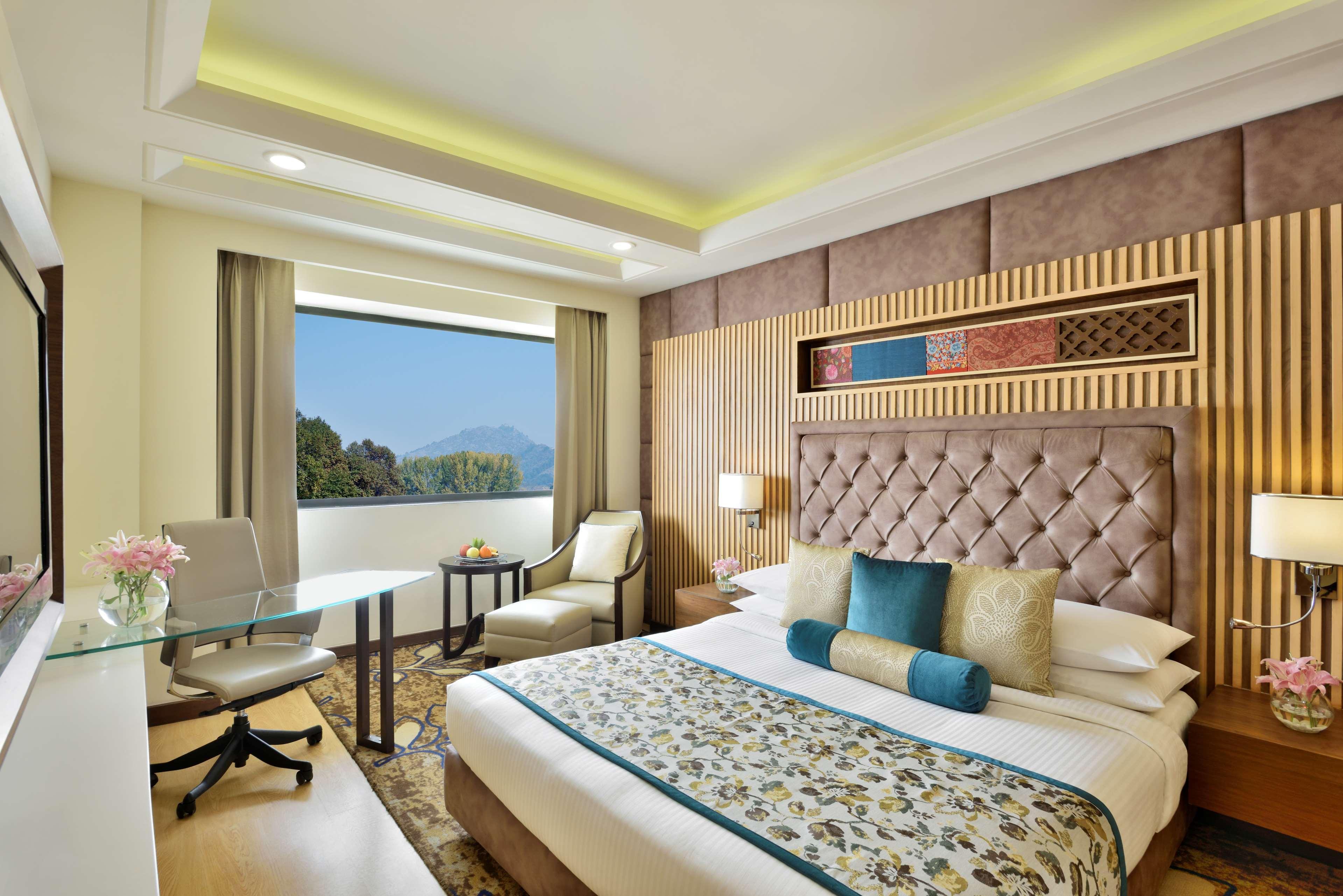Radisson Srinagar Hotel Buitenkant foto