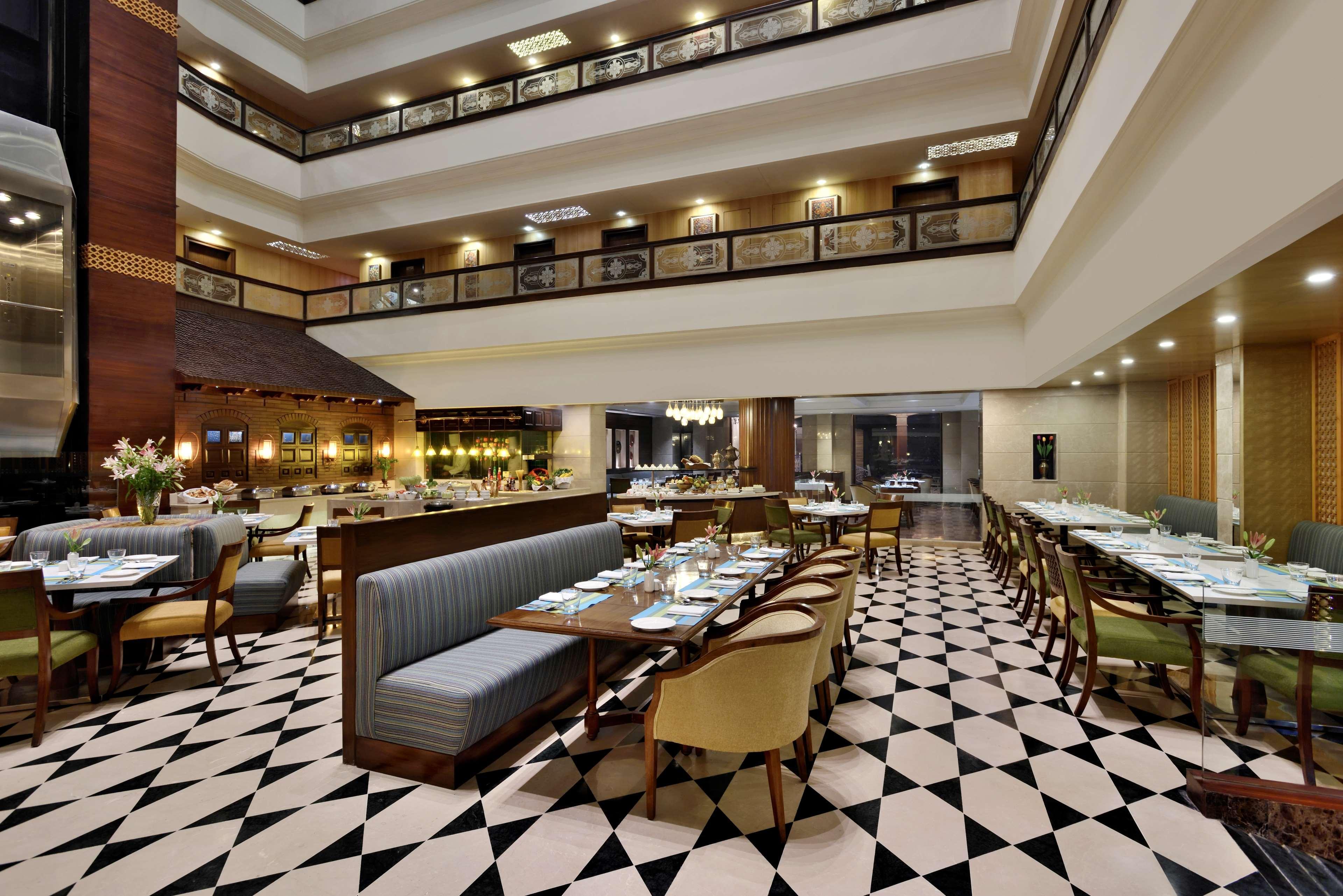 Radisson Srinagar Hotel Buitenkant foto