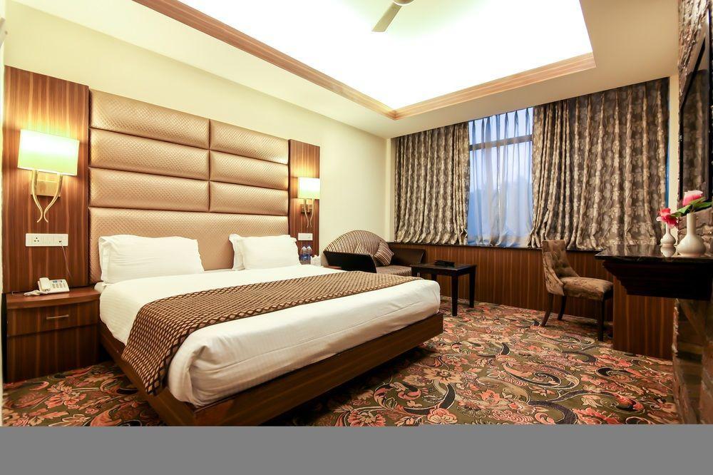 Radisson Srinagar Hotel Buitenkant foto