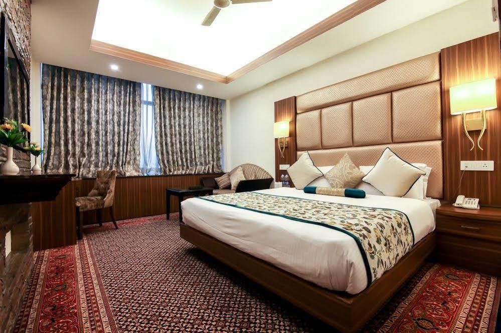 Radisson Srinagar Hotel Buitenkant foto