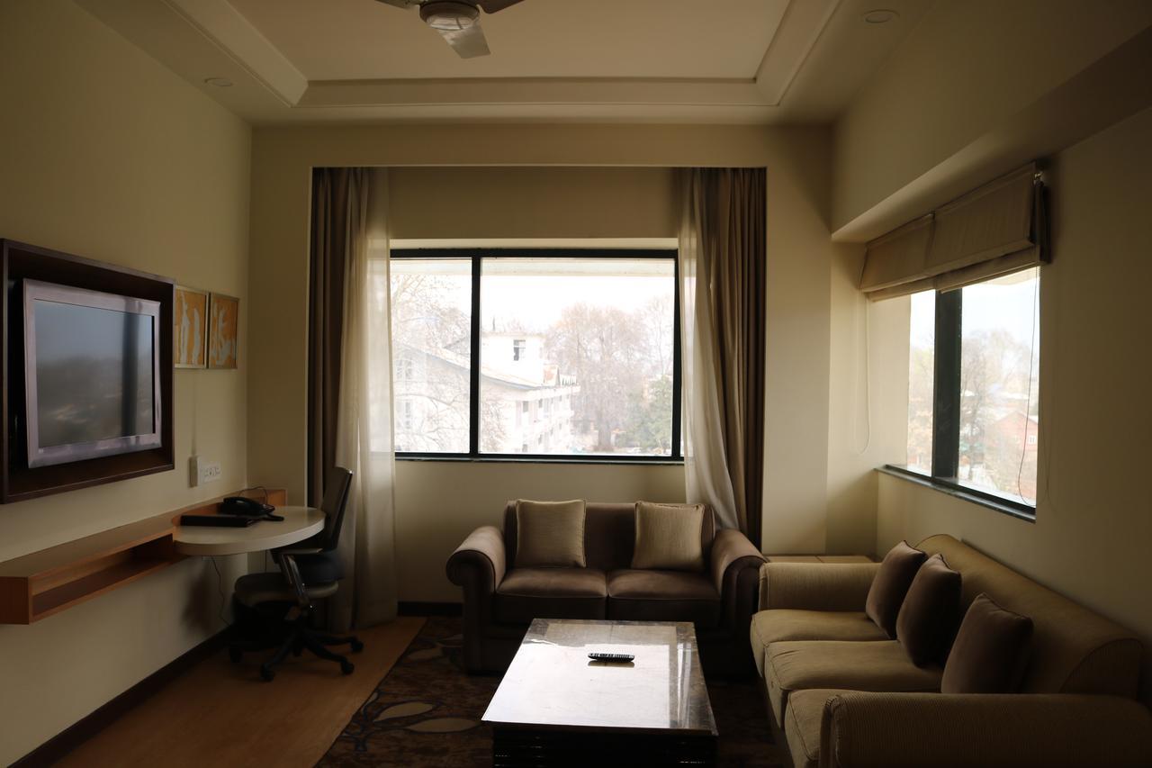 Radisson Srinagar Hotel Buitenkant foto