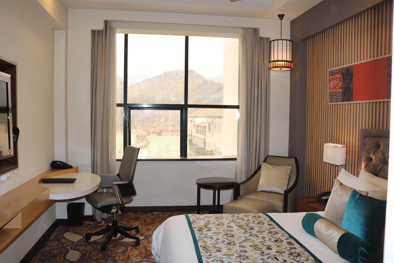 Radisson Srinagar Hotel Buitenkant foto