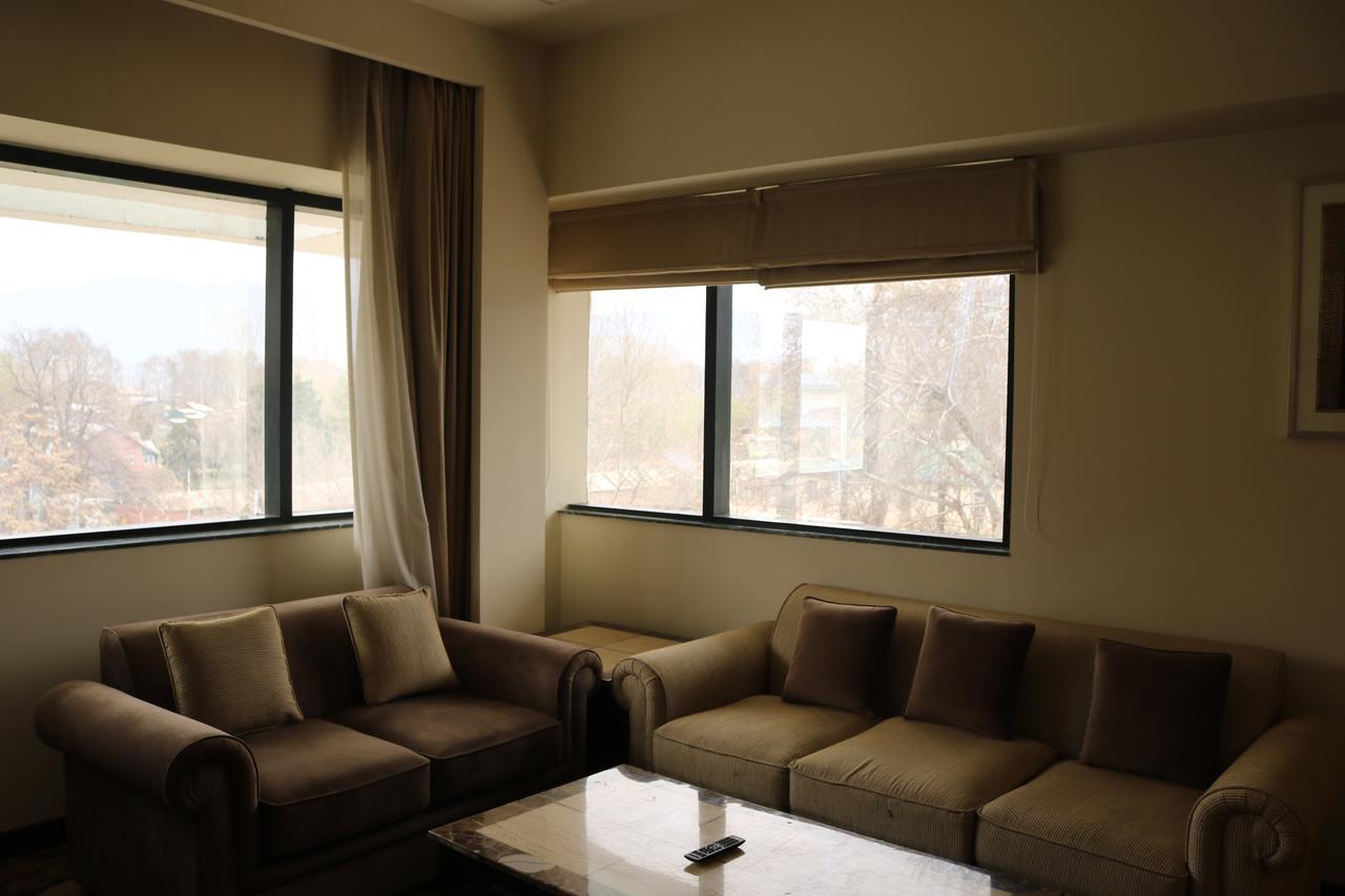 Radisson Srinagar Hotel Buitenkant foto
