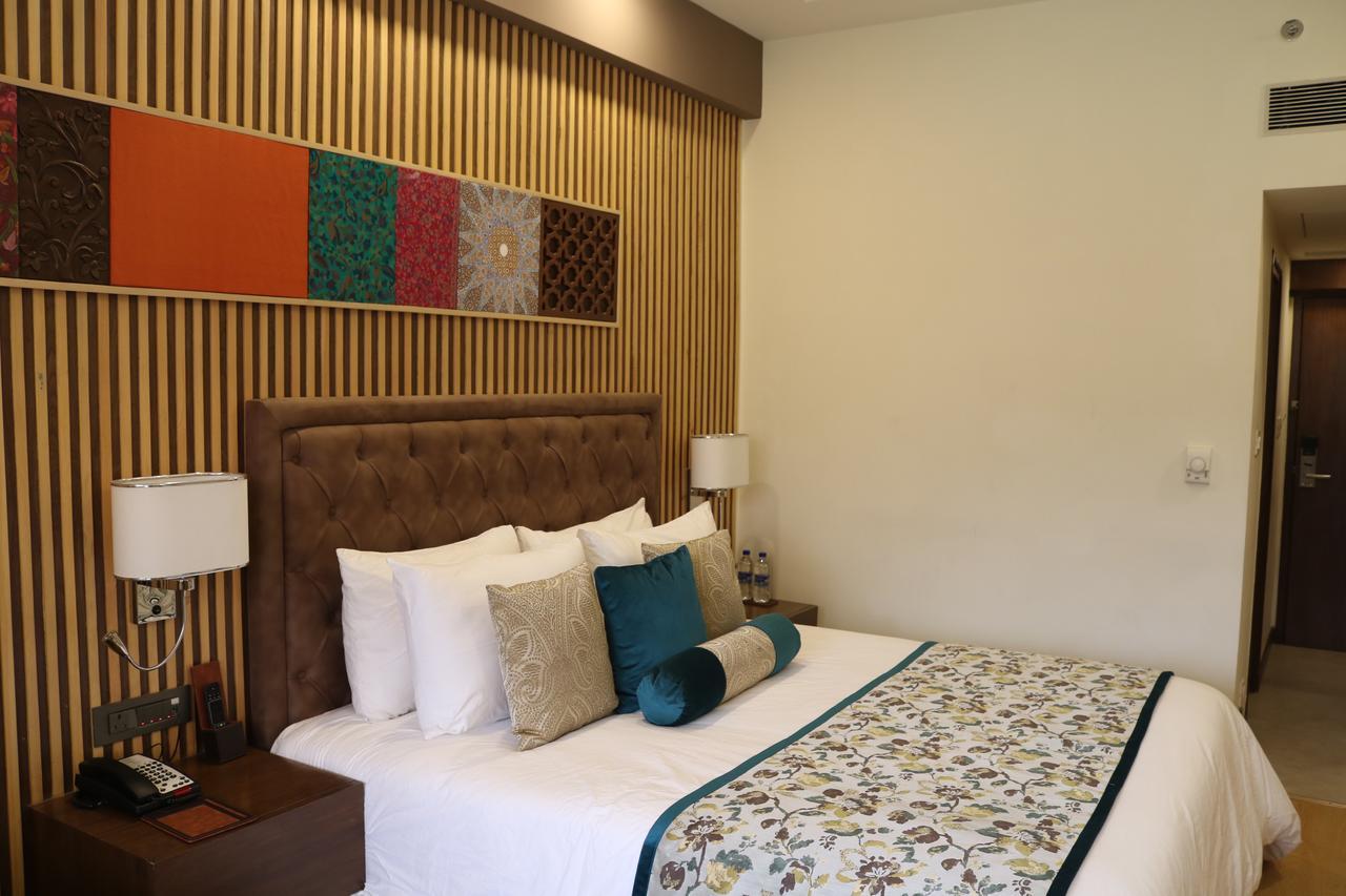Radisson Srinagar Hotel Buitenkant foto