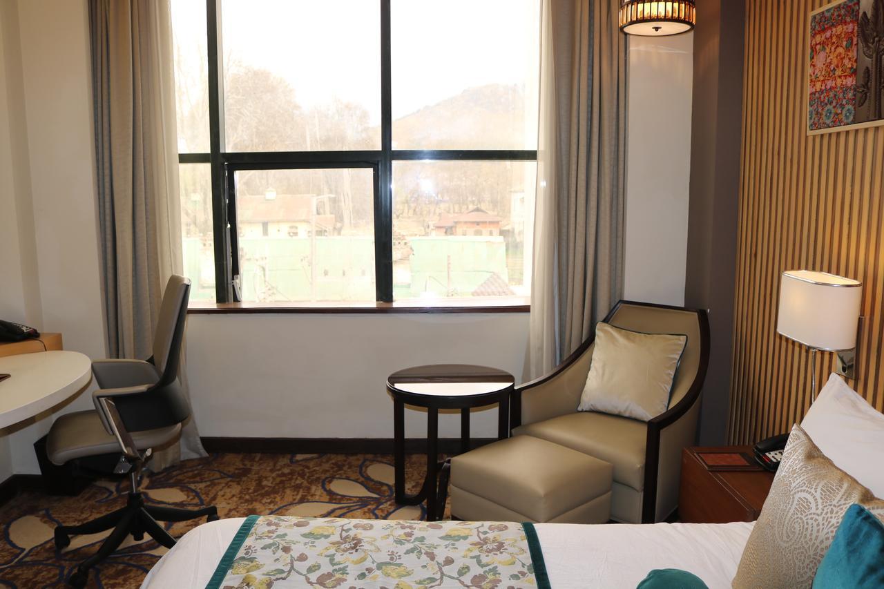 Radisson Srinagar Hotel Buitenkant foto