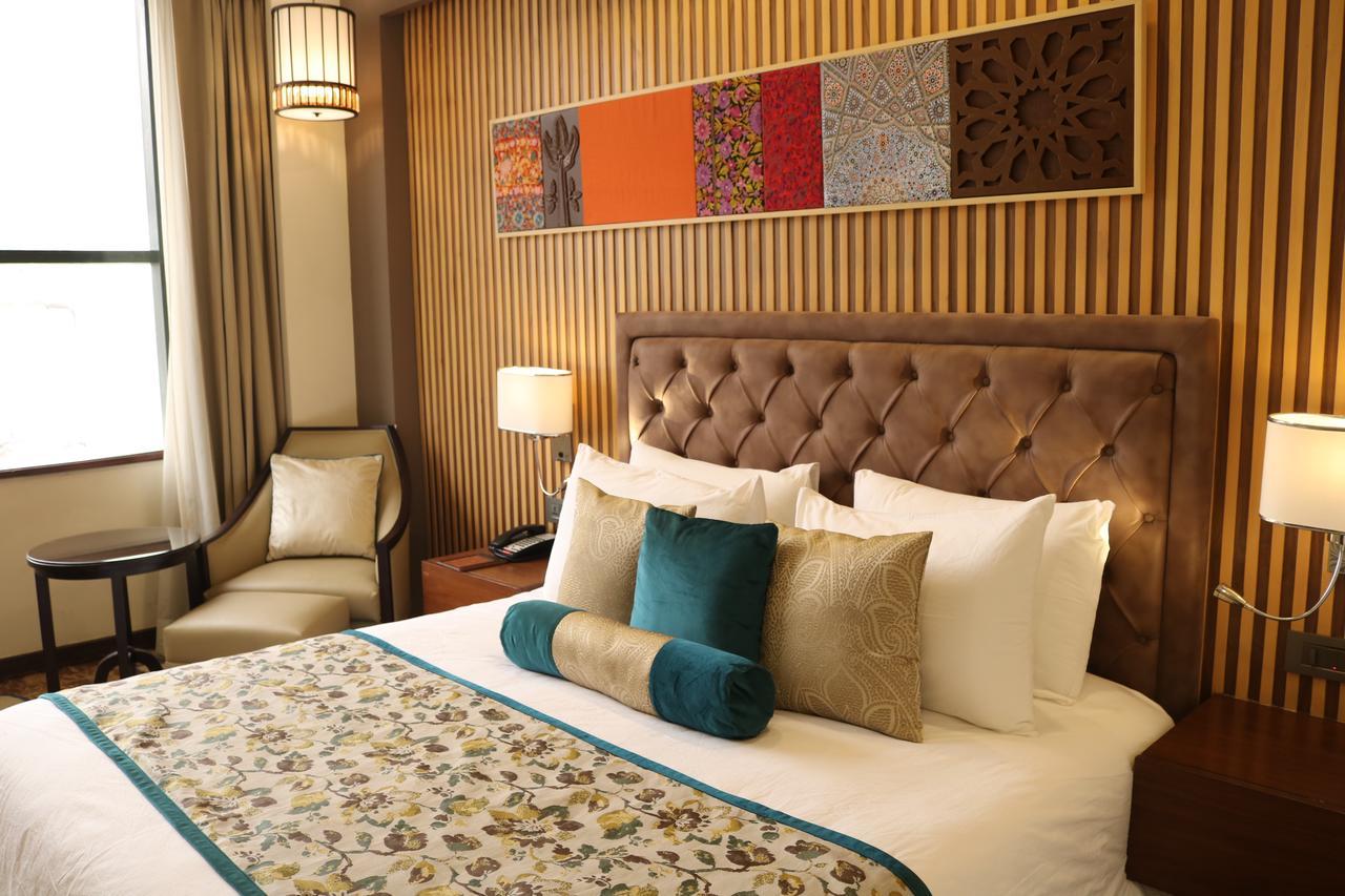 Radisson Srinagar Hotel Buitenkant foto