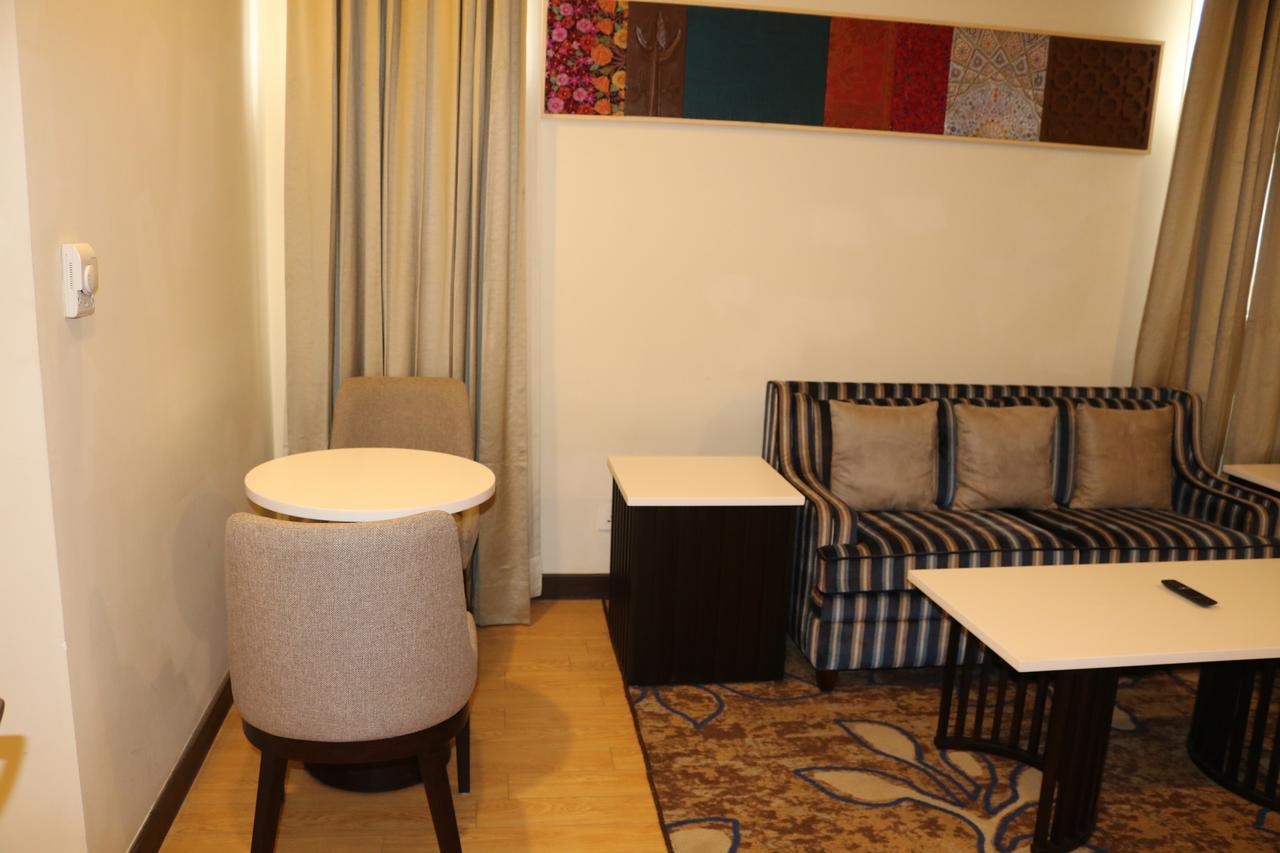 Radisson Srinagar Hotel Buitenkant foto